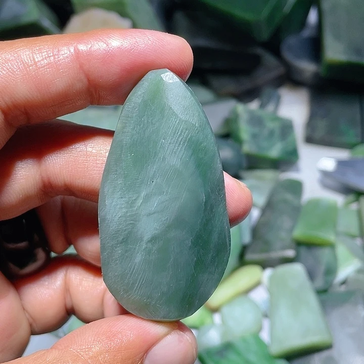 和田玉（碧玉）未镶嵌珠宝奇石