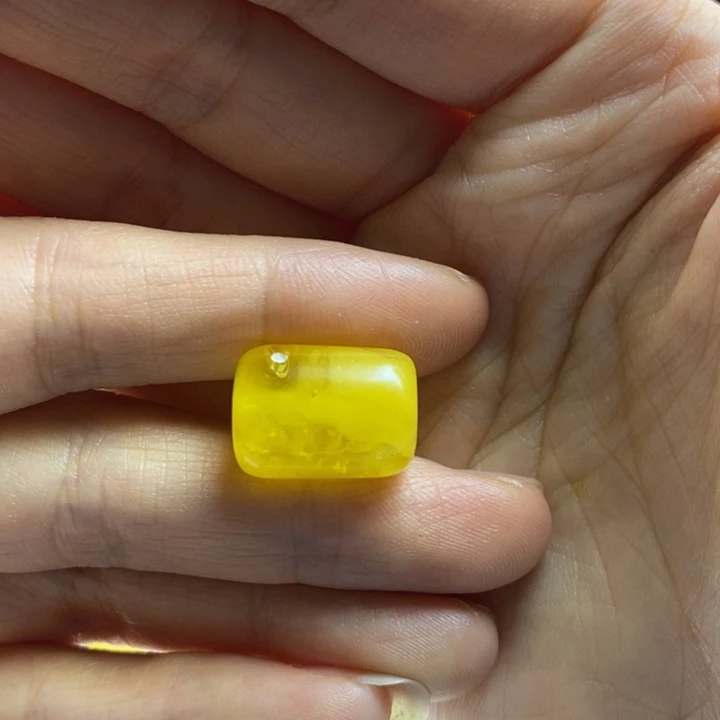 蜜蜡裸石未镶嵌俊**人瑕疵，有坑