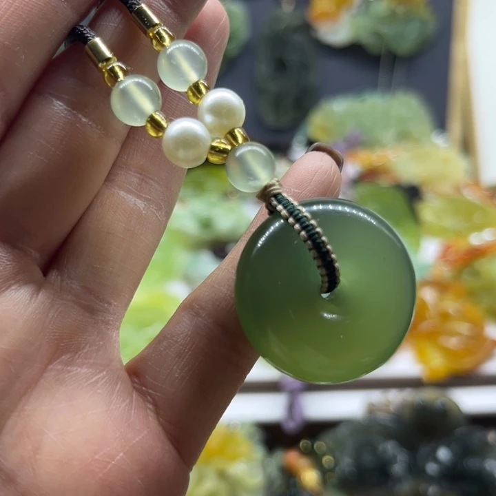 蛇纹石玉未镶嵌颈饰