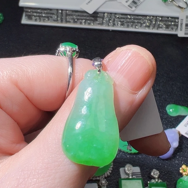 颈饰18K金镶嵌翡翠