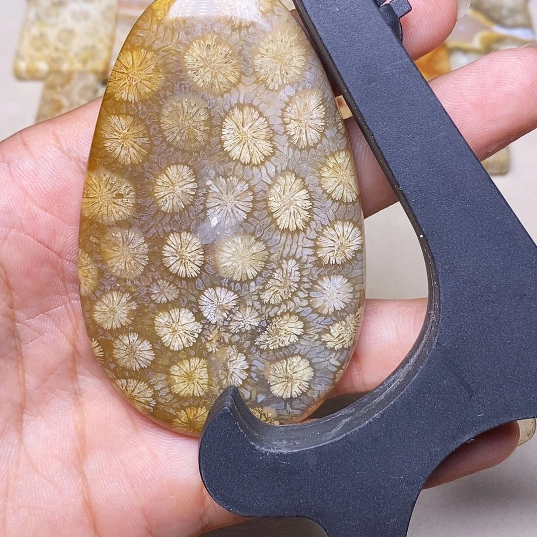 小***画硅化玉合金珊瑚玉