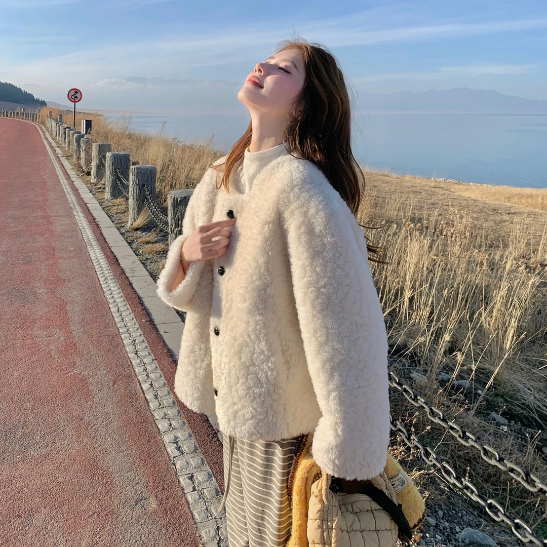米色名媛小香风仿羊羔毛毛绒外套女冬2025款小个子短款仿皮毛一体