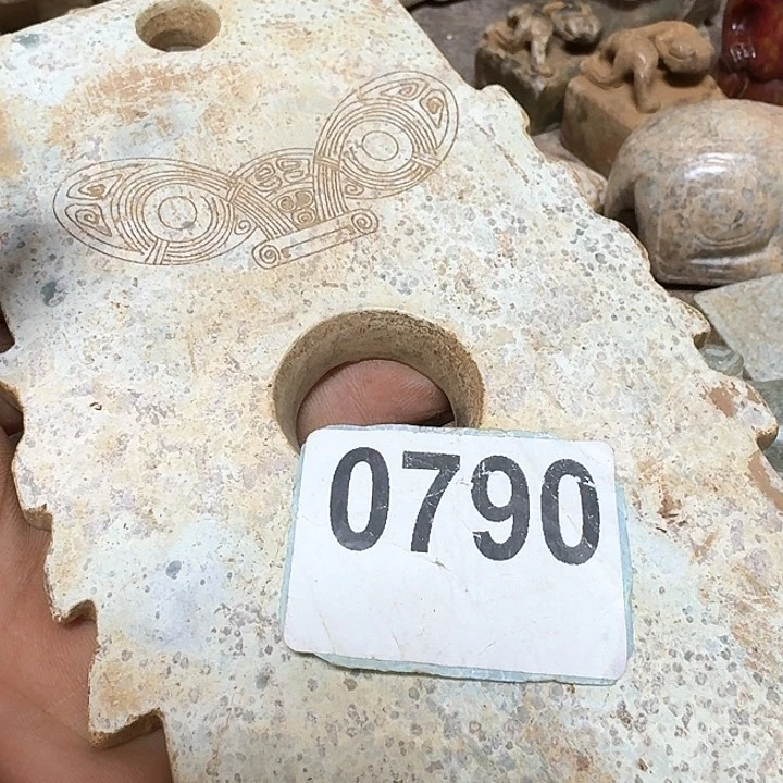 和田玉颈饰未镶嵌江**人