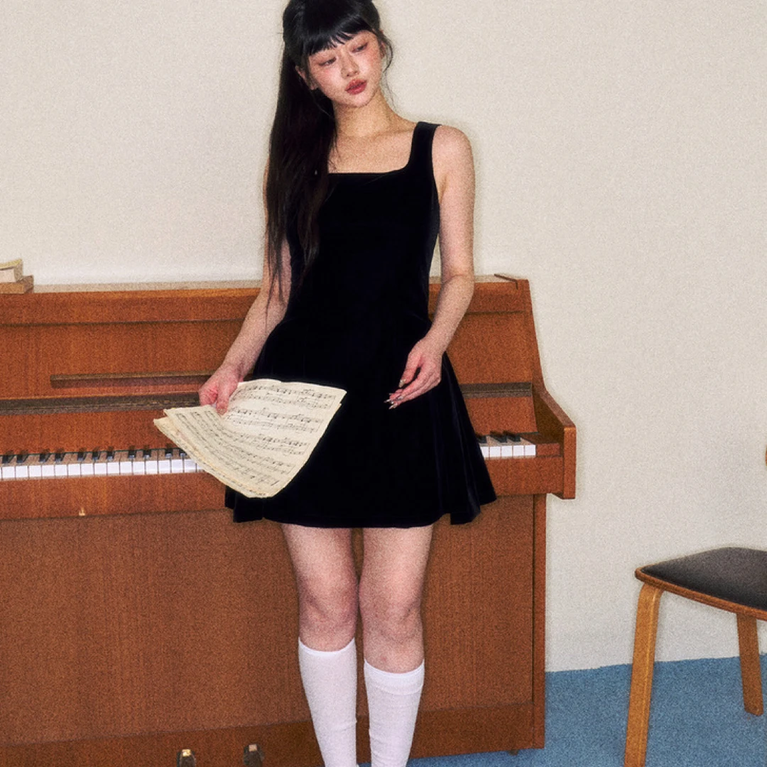 WiLd R【小黑裙】设计师原创丝绒小黑裙女冬季a字方领吊带连衣裙