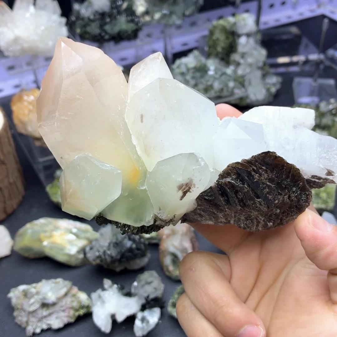 石材多彩兔毛云母共生