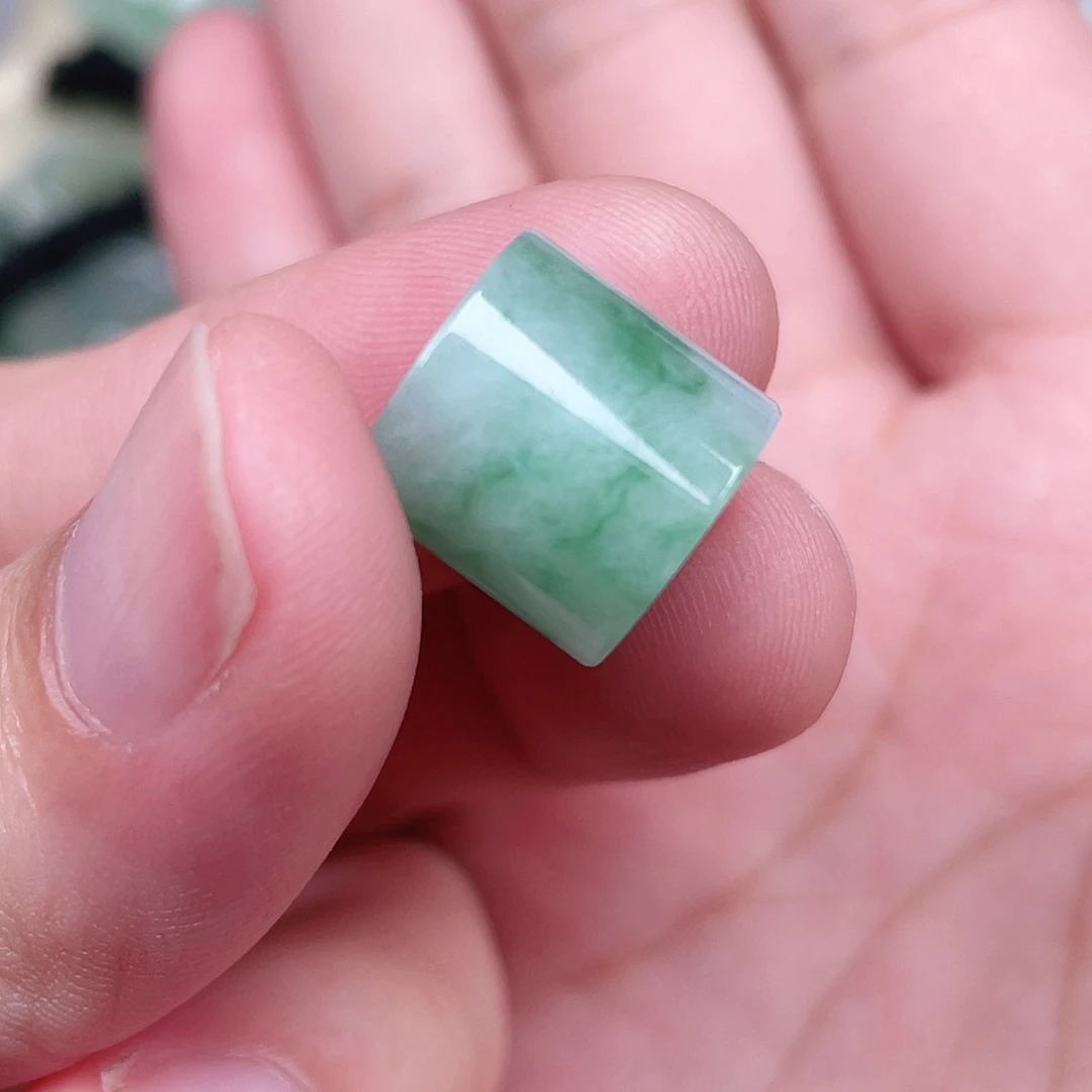 翡翠未镶嵌颈饰路路通