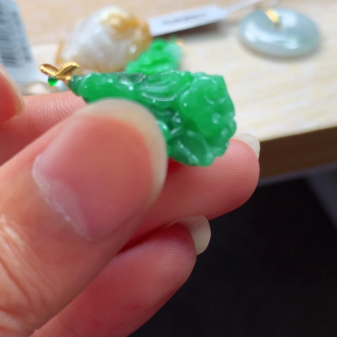 翡翠18K金镶嵌颈饰吊坠