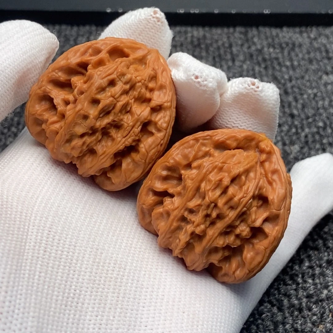 张***溪木质类白狮子正奔