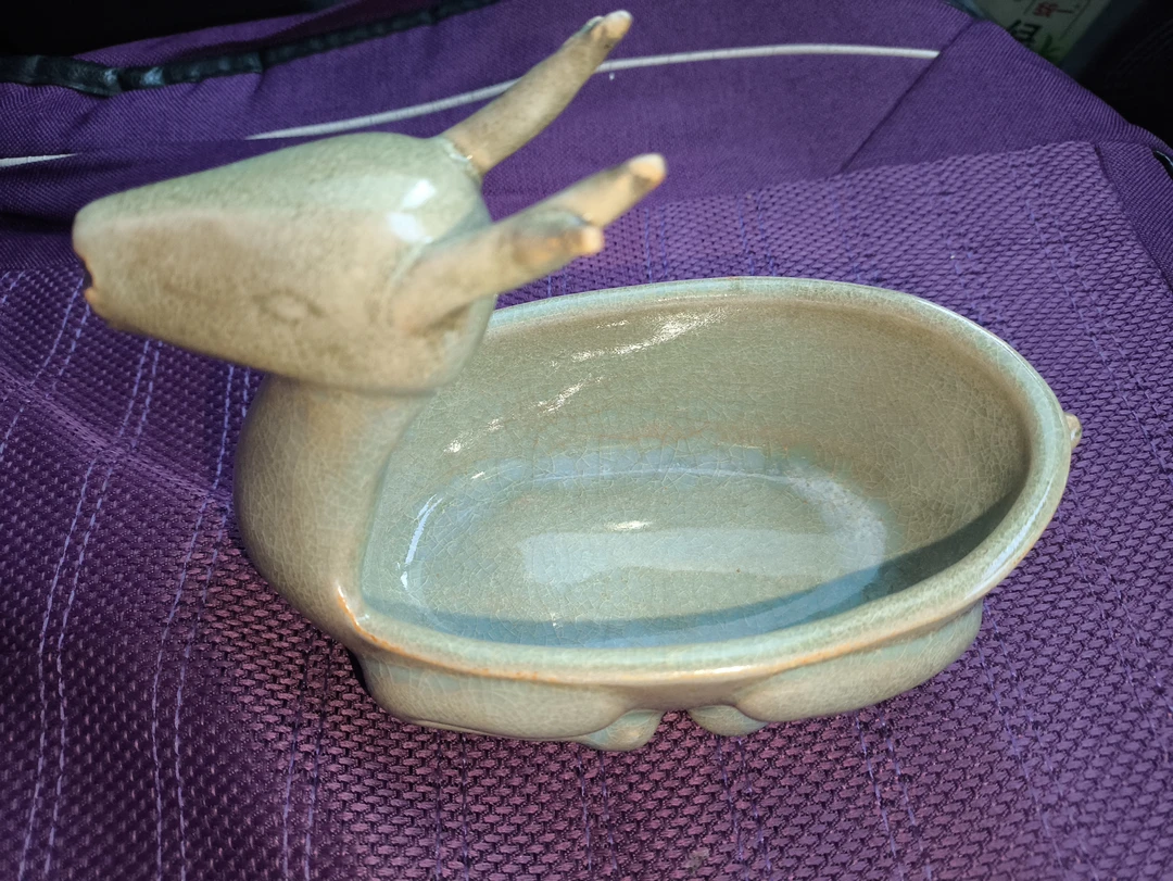 汝窑严河店窑口的笔洗。