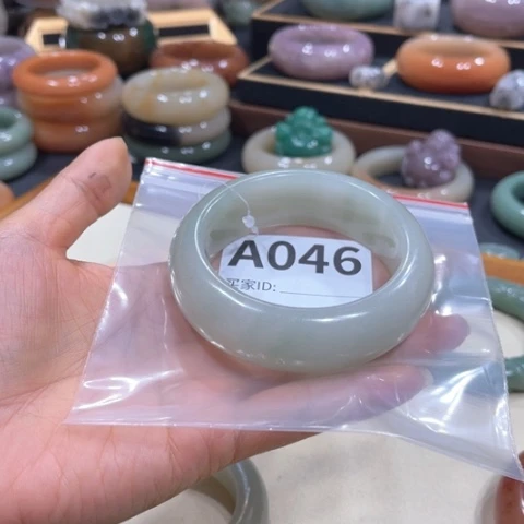 未镶嵌手镯石英质玉