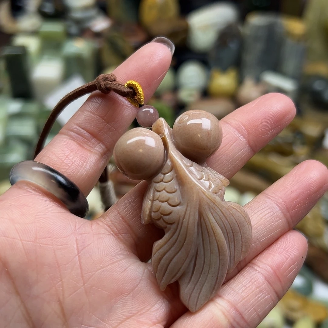 岫玉未镶嵌颈饰辽阳粉金鱼