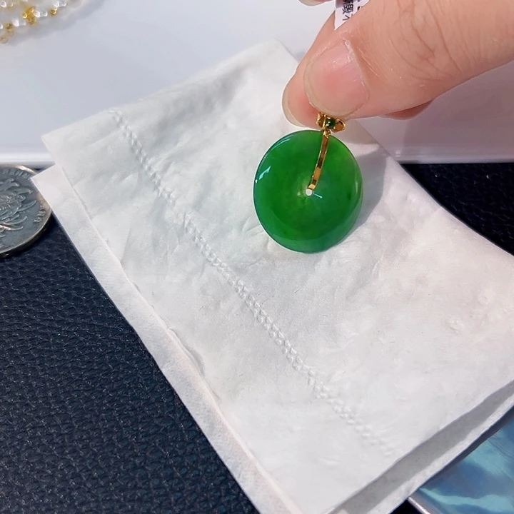 颈饰18K金镶嵌翡翠