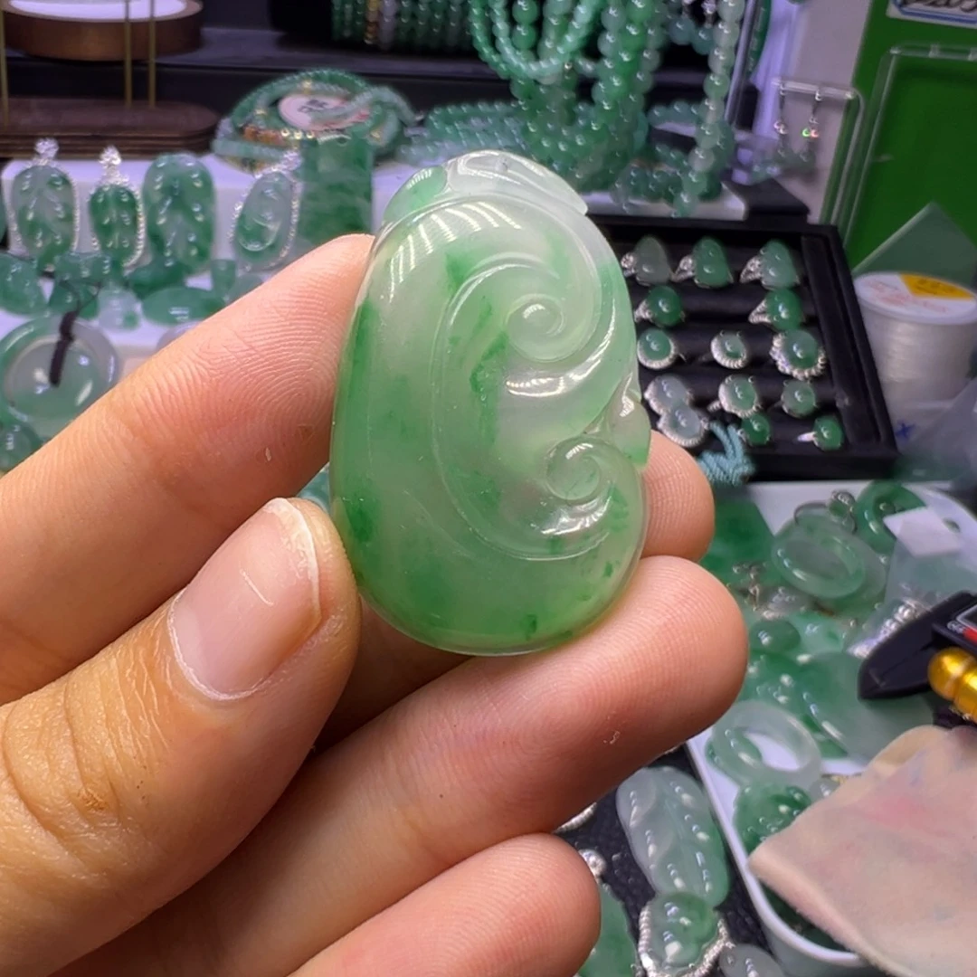 石英质玉（非洲翠）未镶嵌颈饰