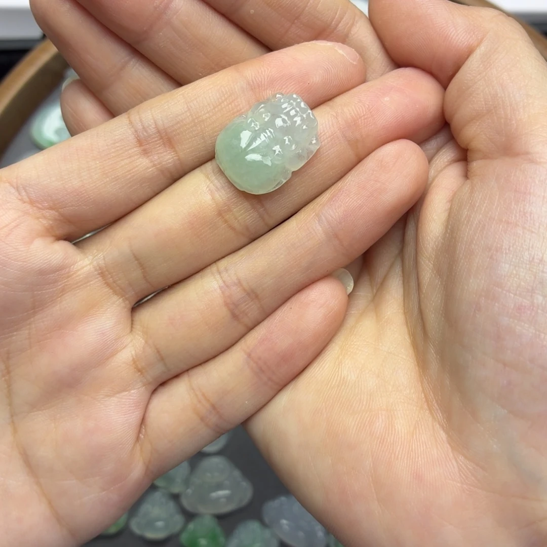 颈饰未镶嵌翡翠甜绿貔貅
