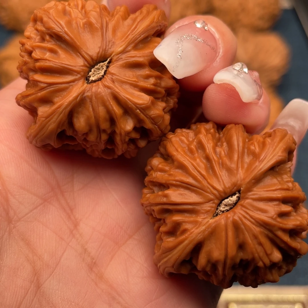 文玩核桃吊坠40全品红皮磨。