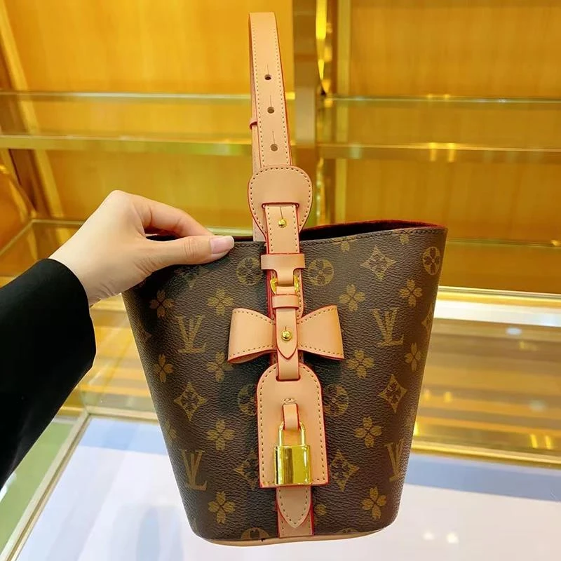 香港品牌2025老花轻奢蝴蝶结锁水桶包白三彩女手提斜挎托特出游包