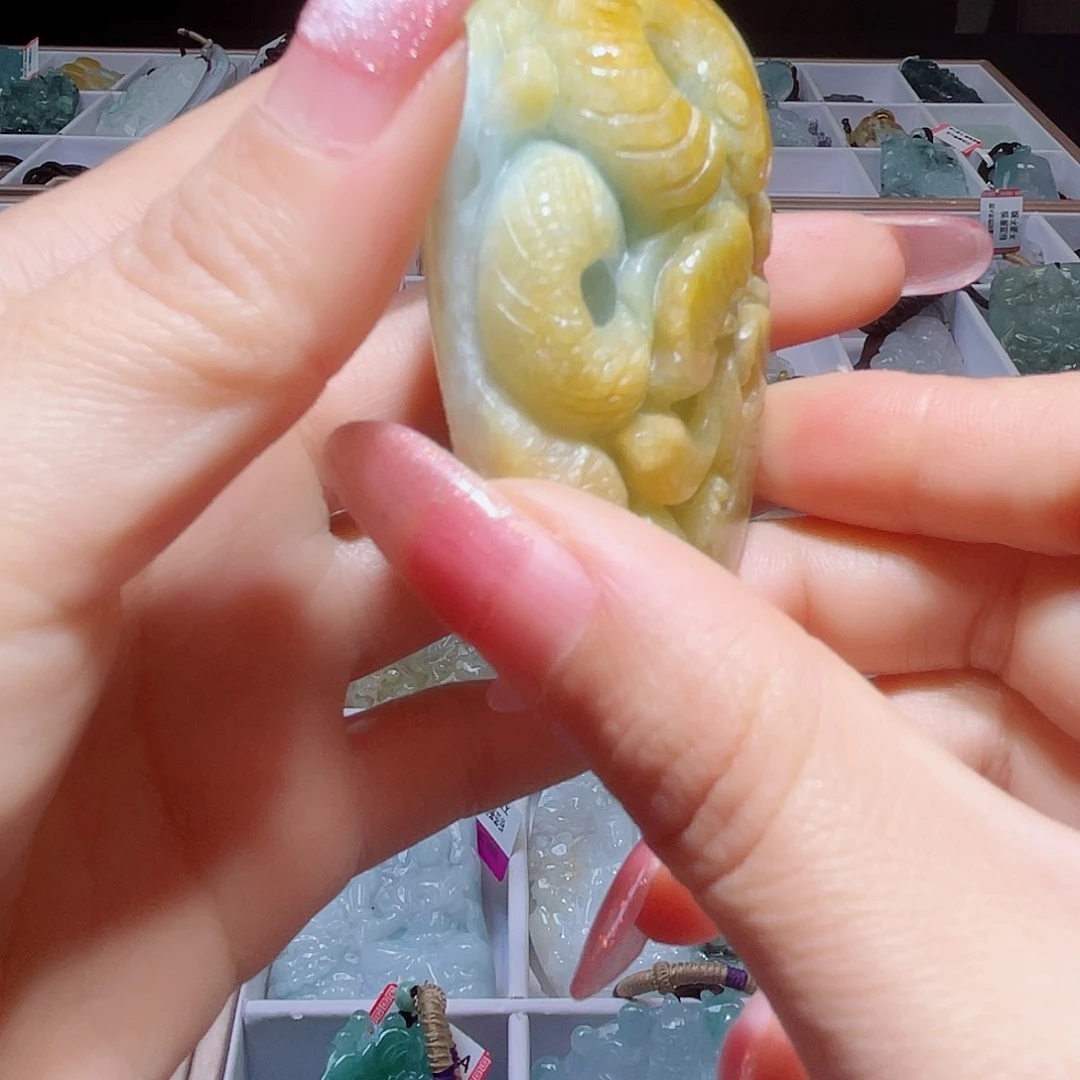 翡翠未镶嵌颈饰一个