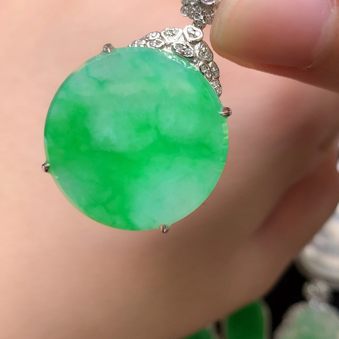 颈饰18K金镶嵌翡翠