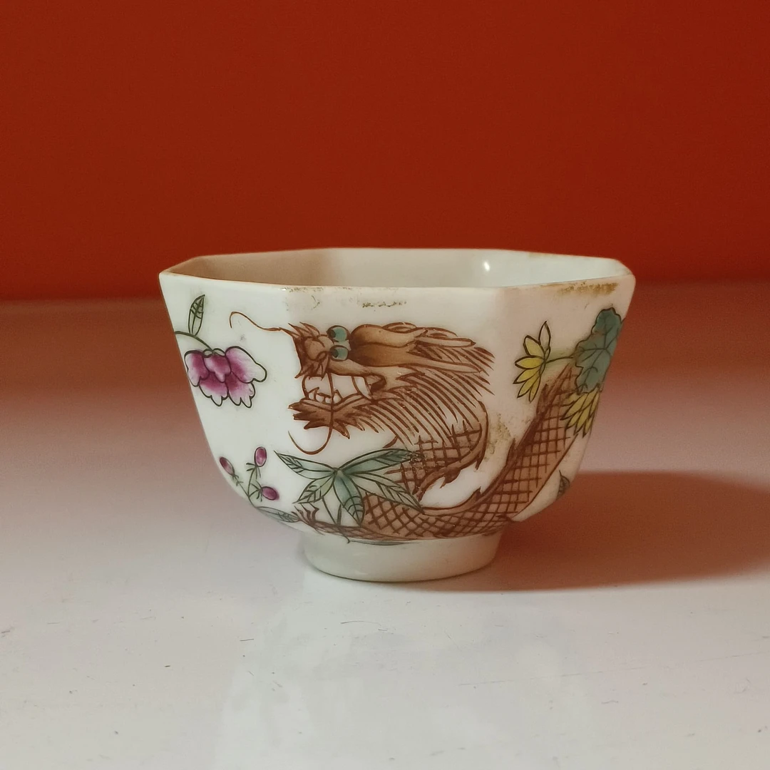 1213清同治 粉彩祥龙穿花纹八棱杯