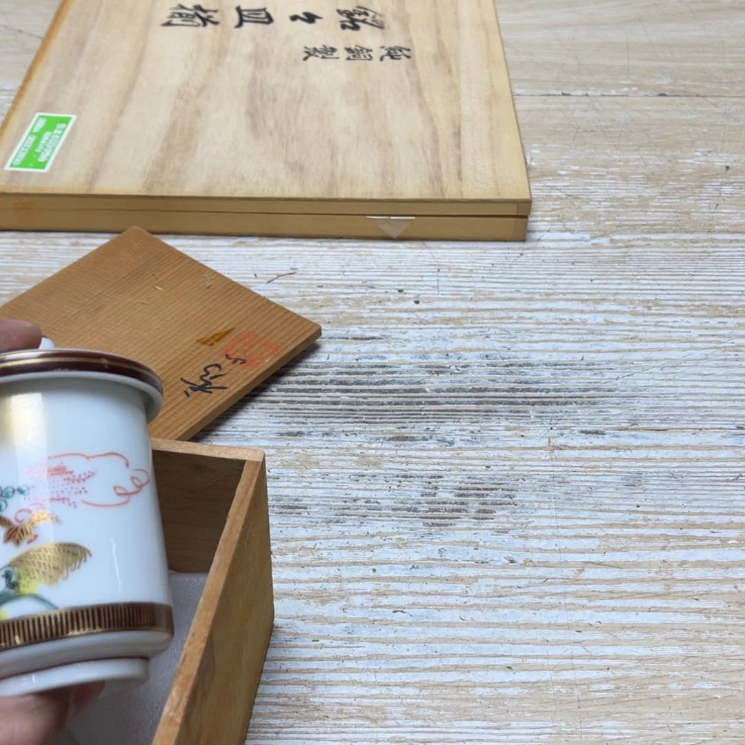 瓷片山***水密密麻麻地排列着一个