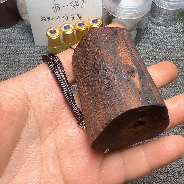 藤类降真香手把件白油