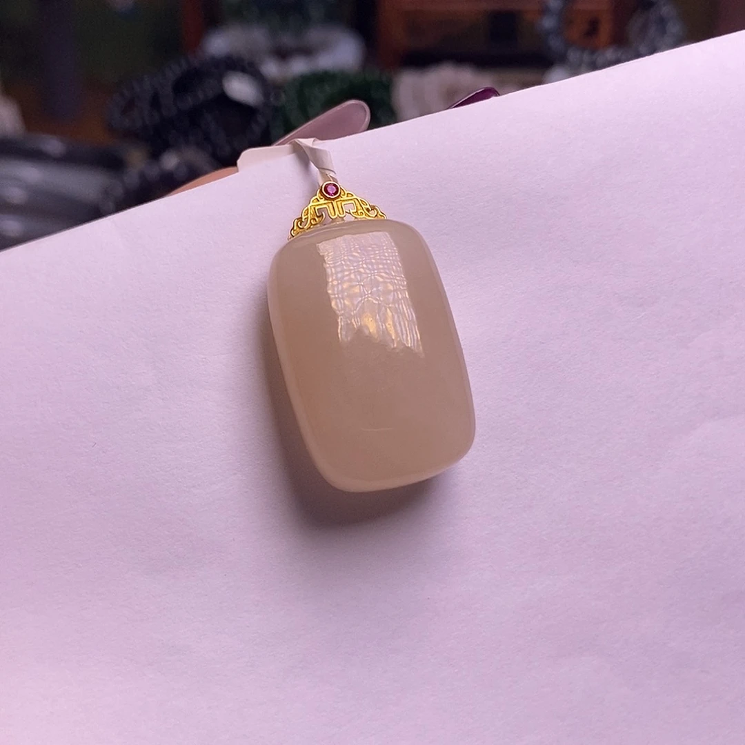 和田玉未镶嵌颈饰藕粉老熟料金镶无事牌