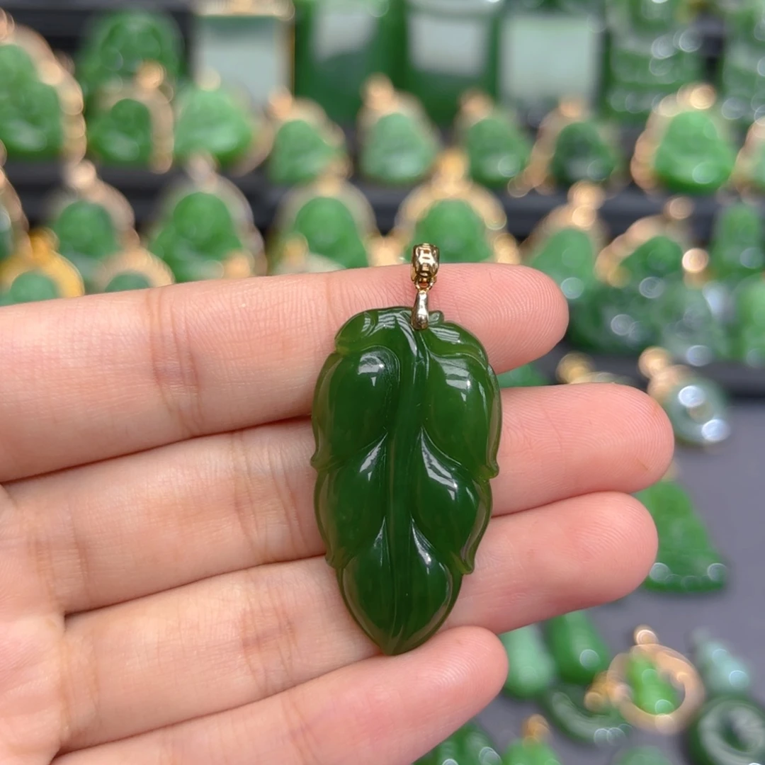 颈饰18K金镶嵌和田玉（碧玉）