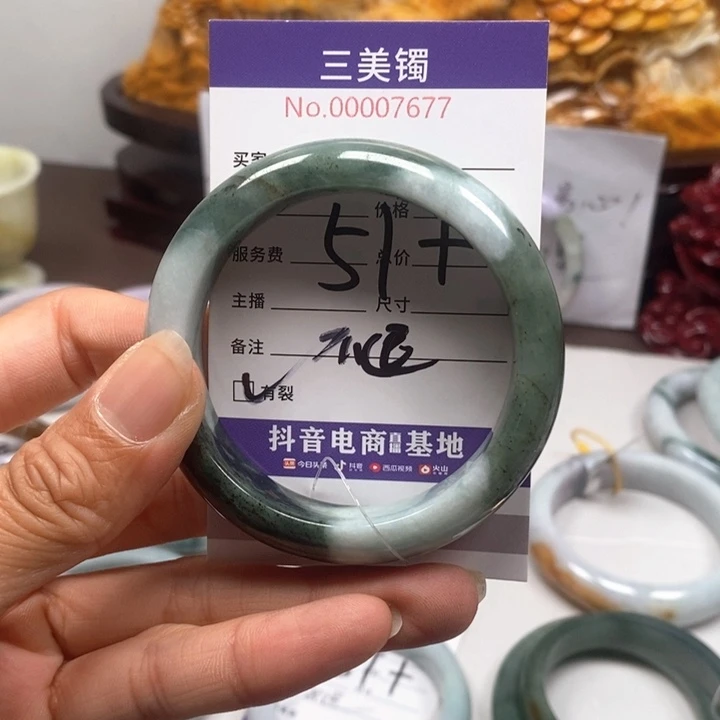 翡翠手镯未镶嵌翡翠