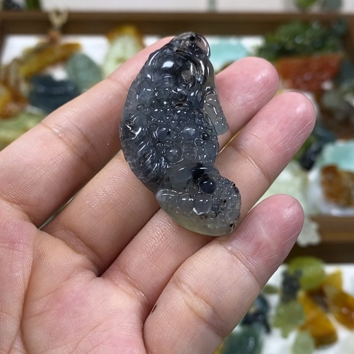 未镶嵌蛇纹石玉吊坠