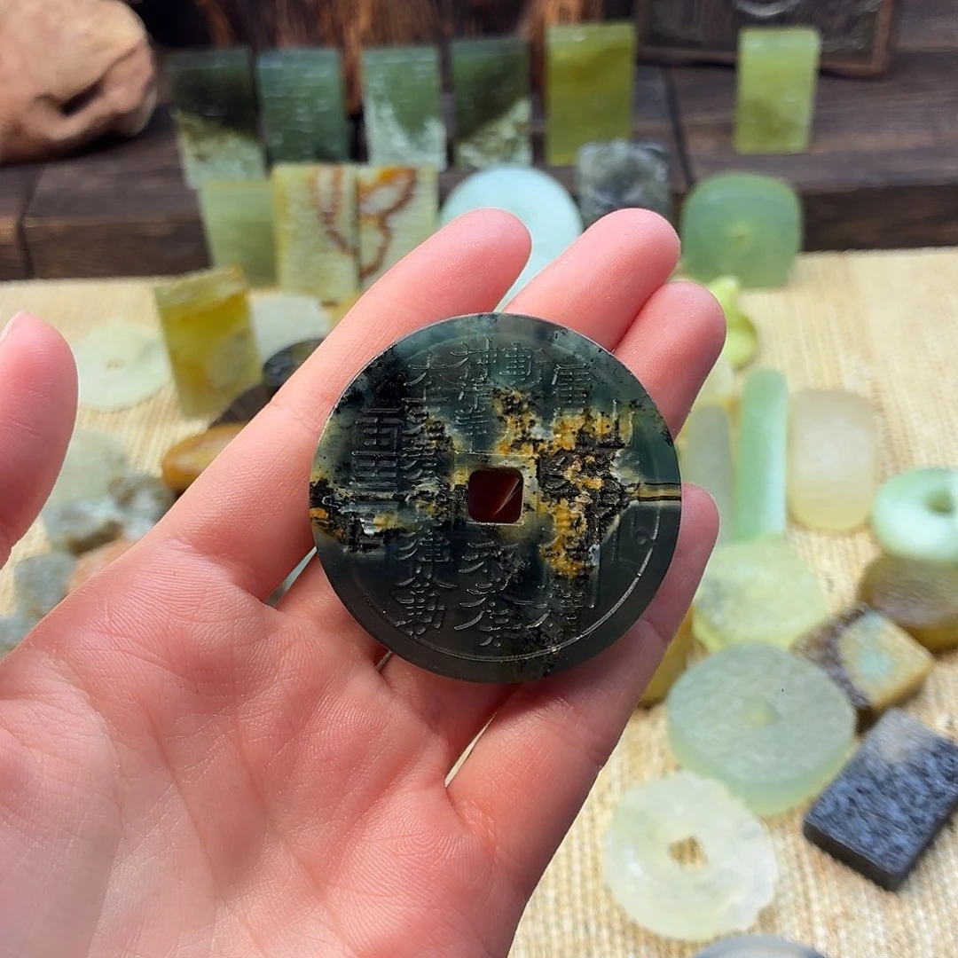 花***沫蛇纹石玉未镶嵌颈饰