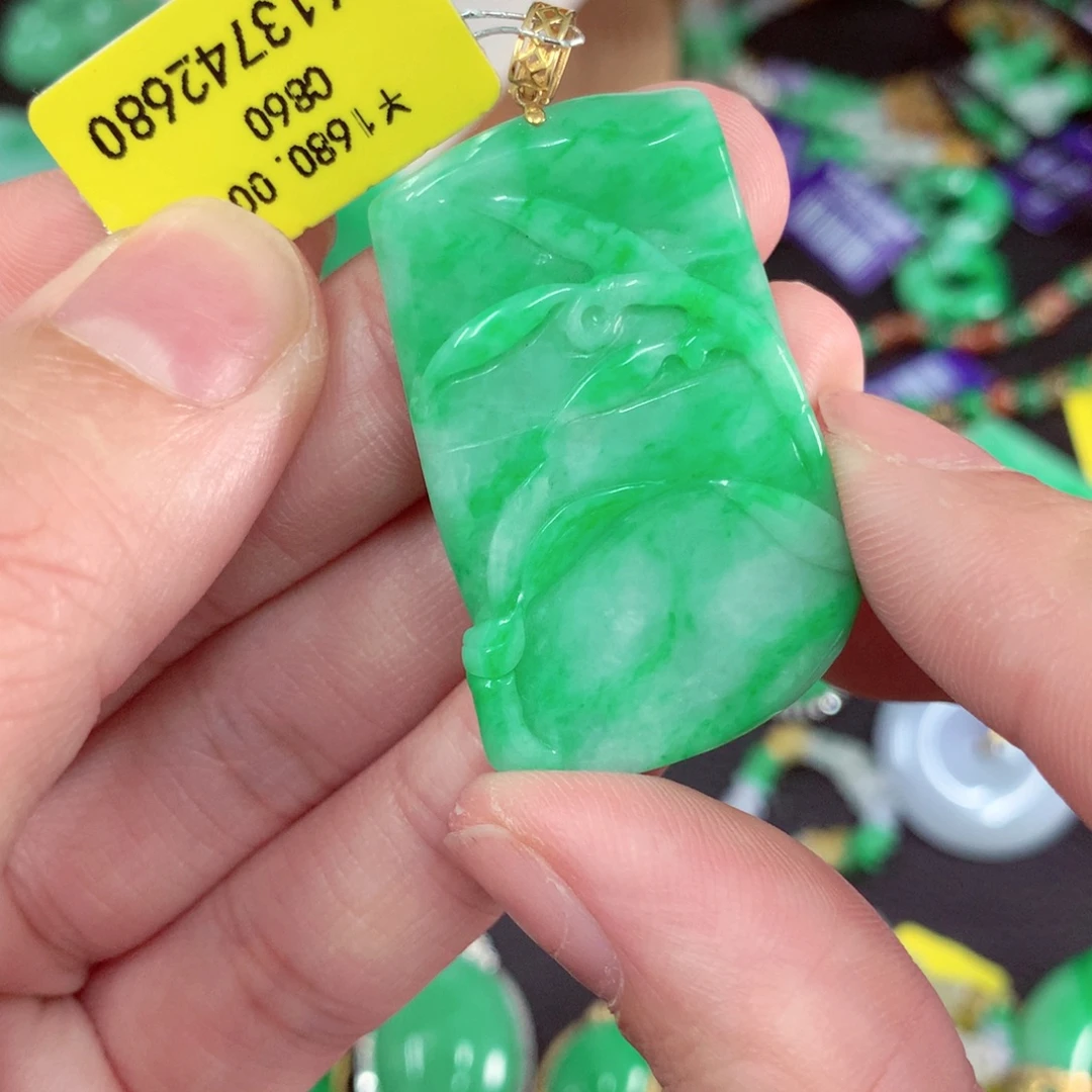 颈饰18K金镶嵌翡翠