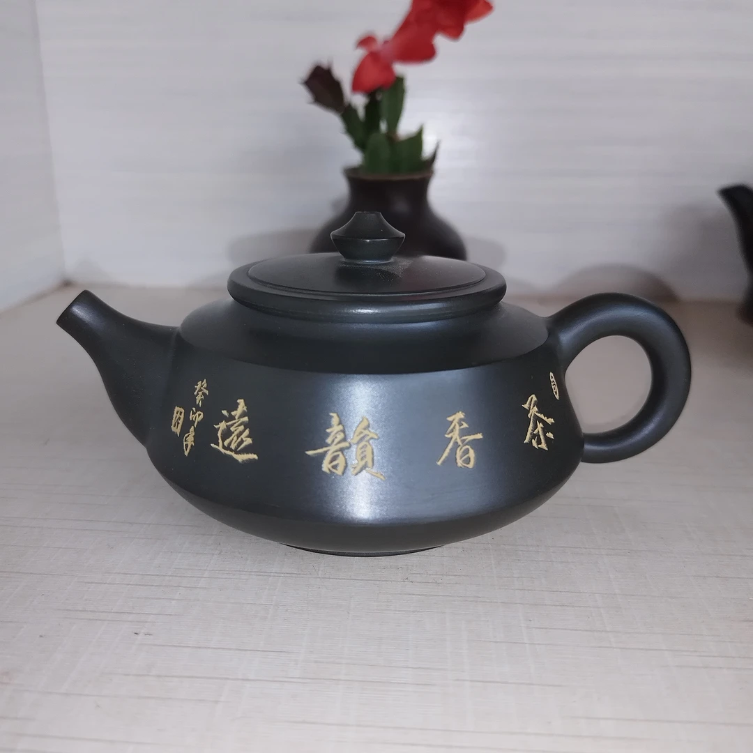 坭兴陶复烧黑金刚线刻周盘壶 纯手工制作容量200 CC左右，