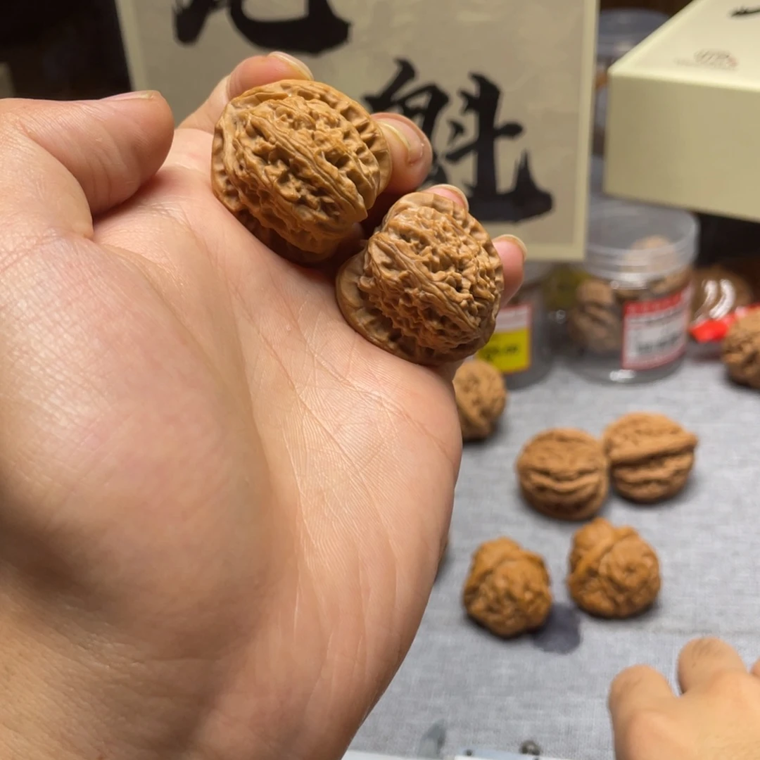文玩核桃把件三角白 110