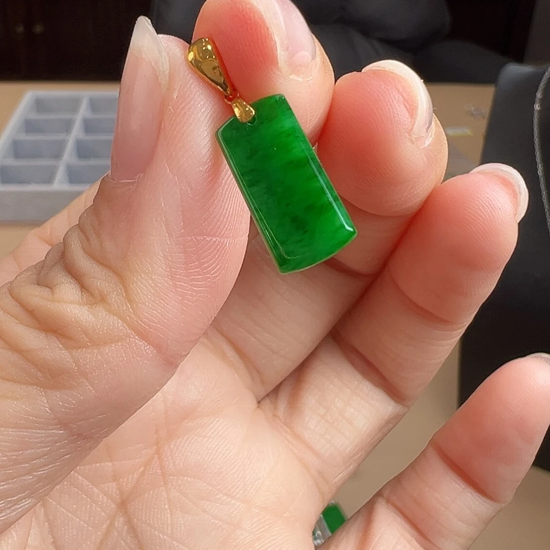 颈饰18K金镶嵌翡翠吊坠有纹