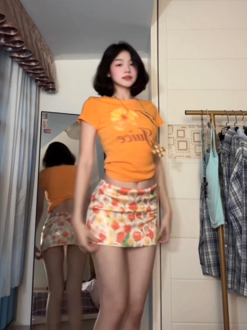 多巴胺橙色美式正肩短袖t恤女夏季2025新款修身收腰甜辣短款上衣