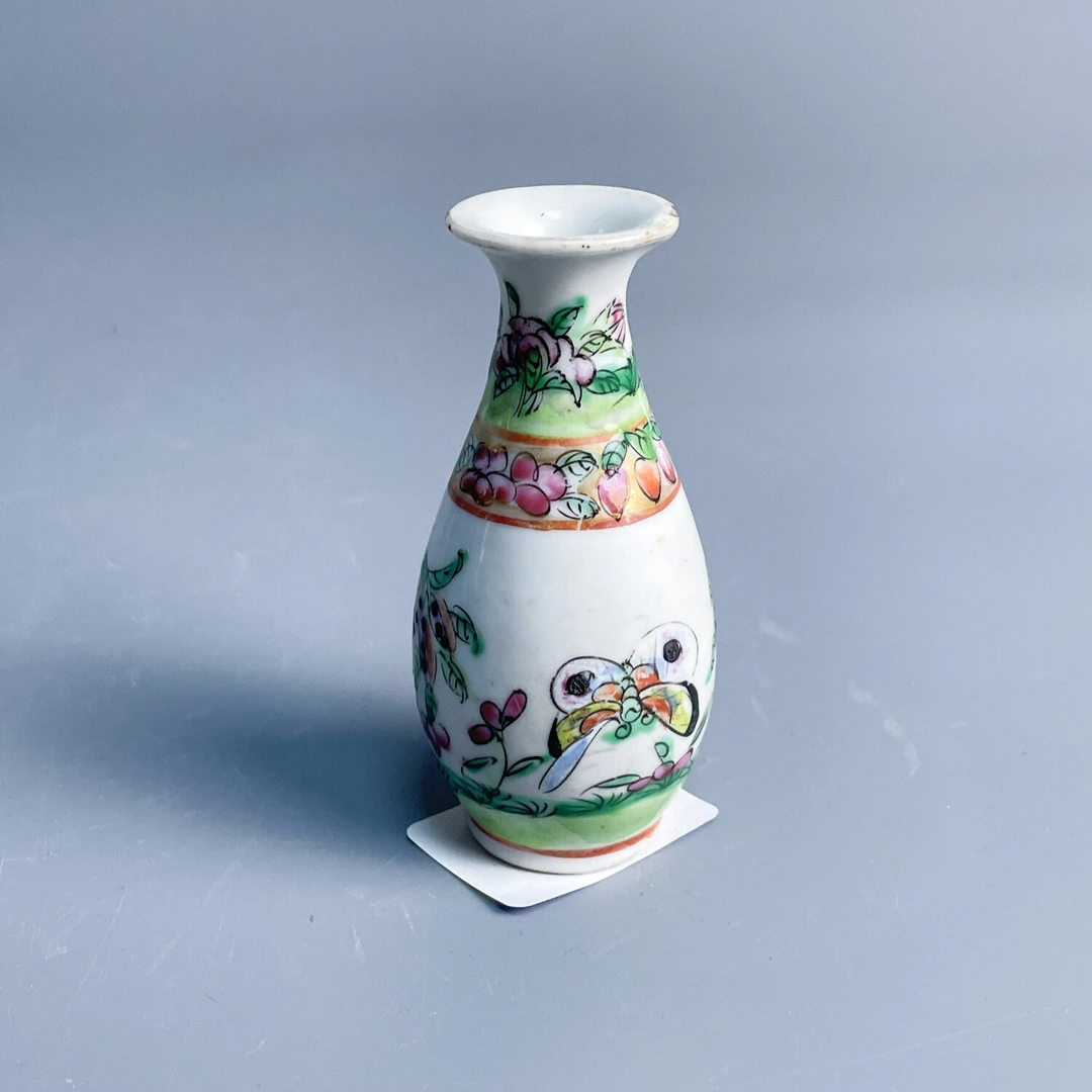 M25KM002788 - 晚清广彩花卉纹小瓶