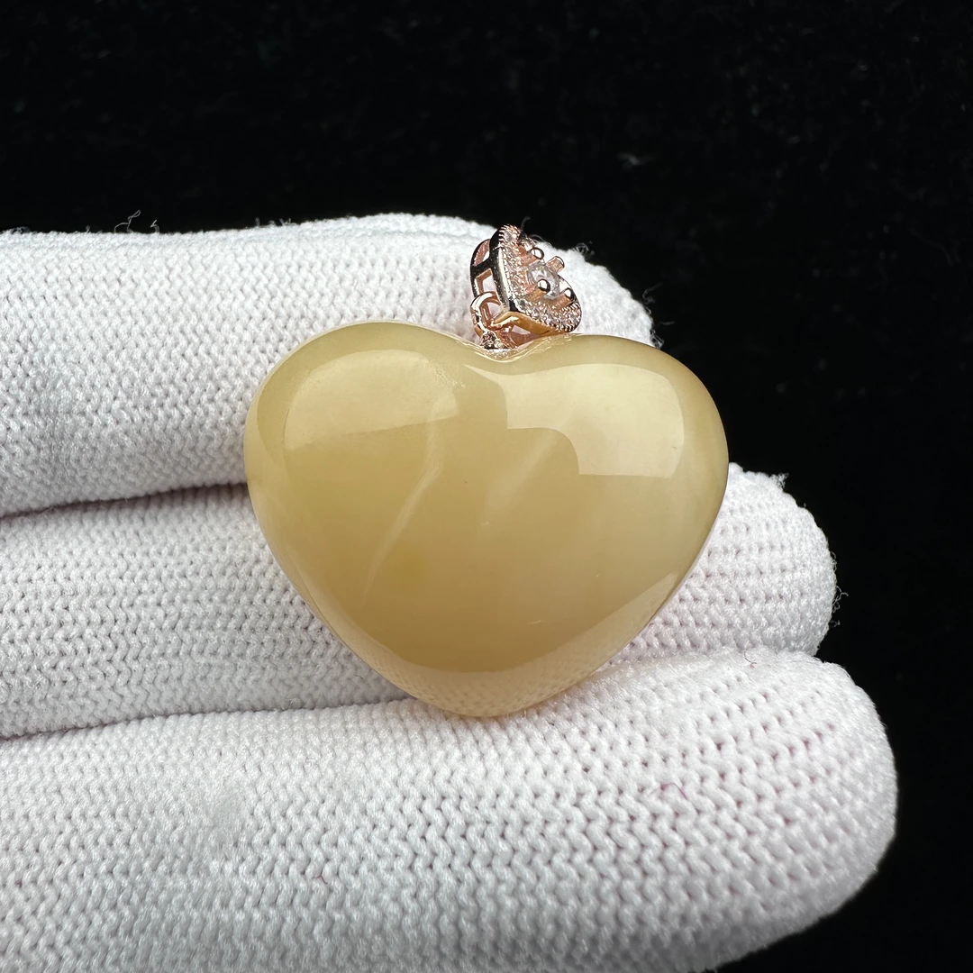 Y1061 天然俄料蜜蜡爱心吊坠 27*22*13mm 北京抖音基地发货