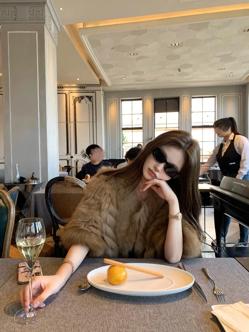 秋冬新款时髦复古高级感毛毛外套+蕾丝花边假两件上衣+咖色短裤女