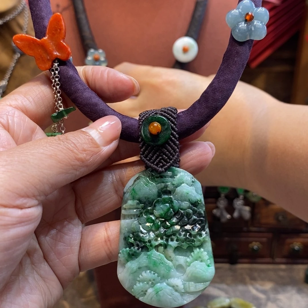 翡翠吊坠(赠链)未镶嵌