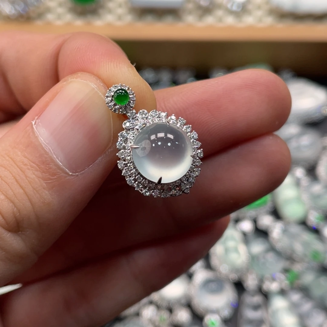 翡翠18K金镶嵌颈饰蛋面吊坠