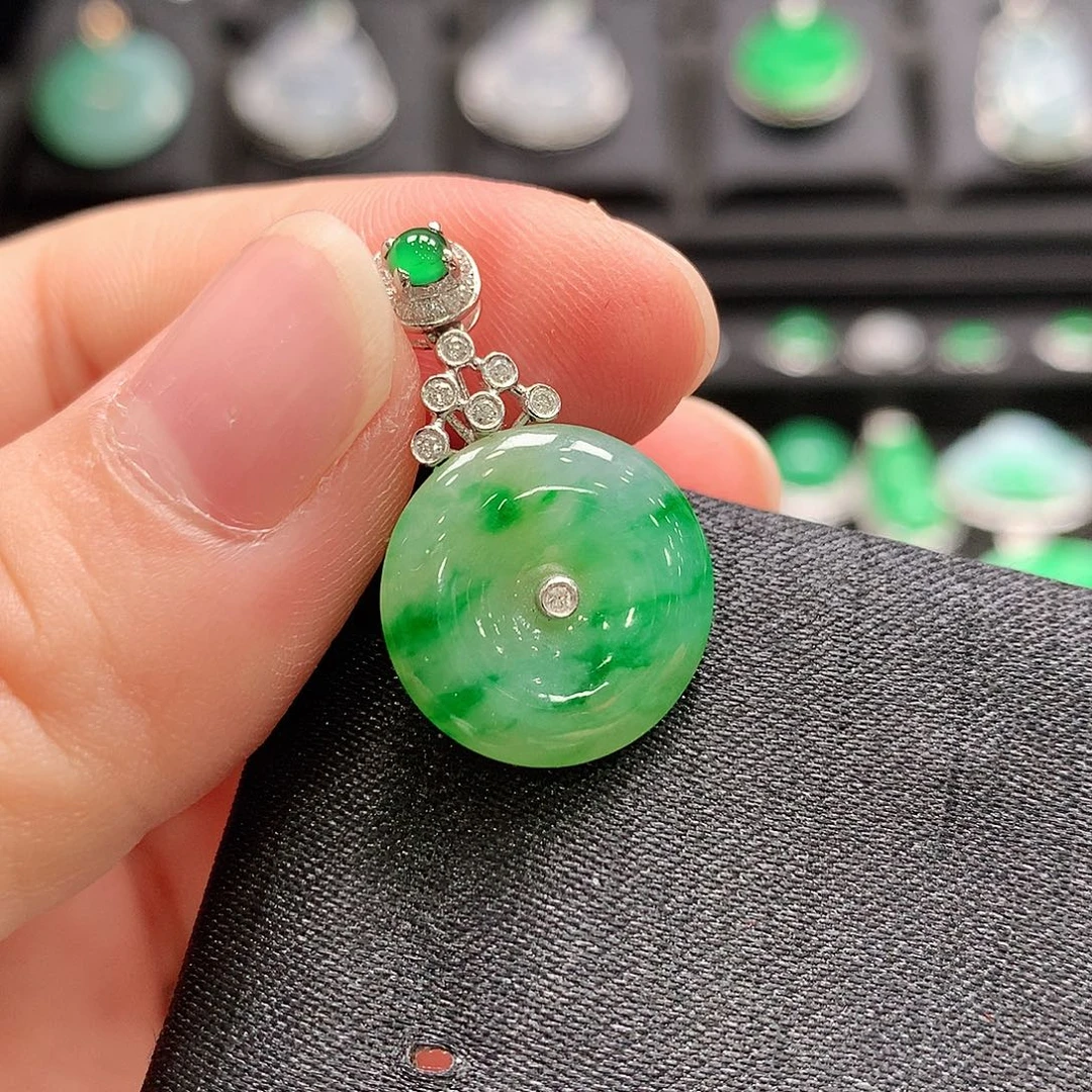 翡翠18K金镶嵌颈饰平安扣