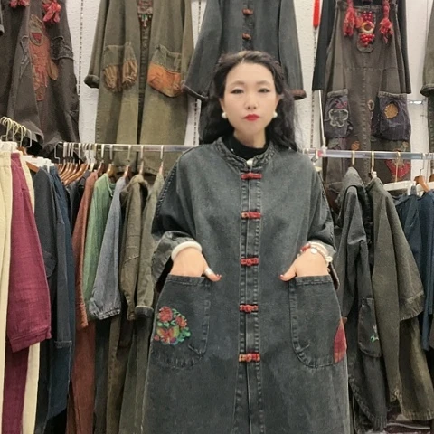 刺绣招财猫牛仔红盘扣外套