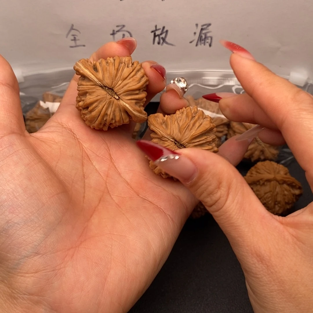 雪***贝把件文玩核桃四座楼