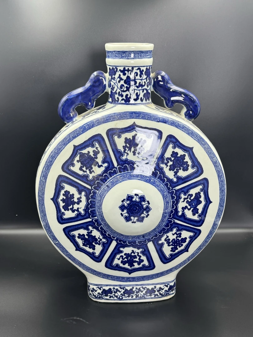 青花缠枝莲抱月瓶