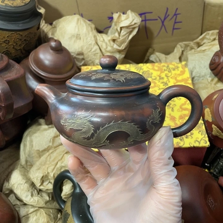 紫砂茶壶原矿泥料，手工制作一把紫砂壶。