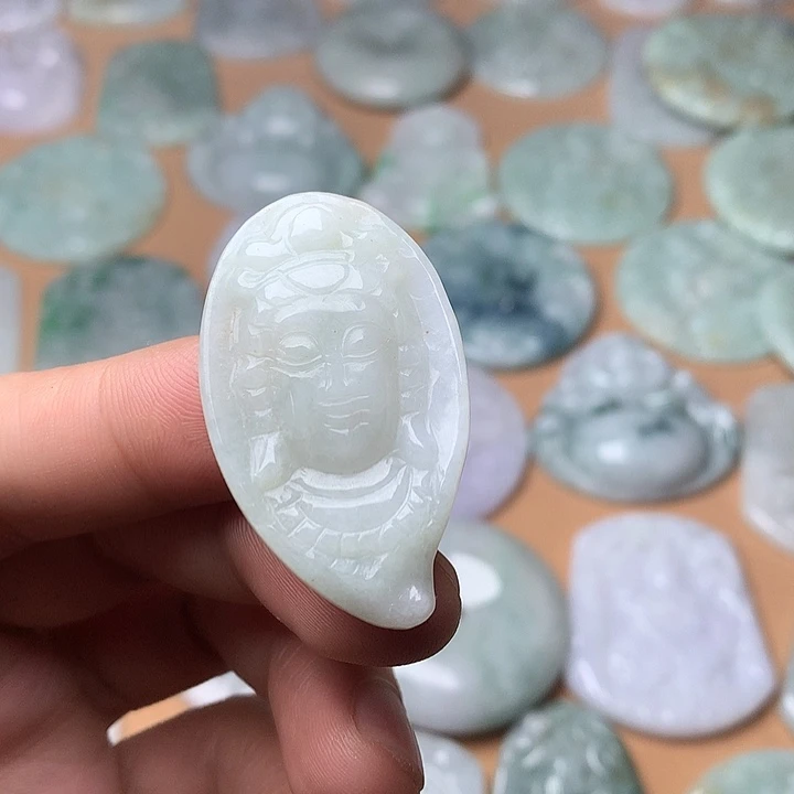 翡翠未镶嵌颈饰观音头