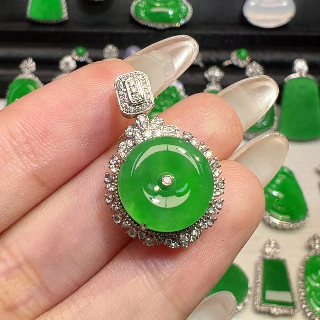 颈饰18K金镶嵌翡翠