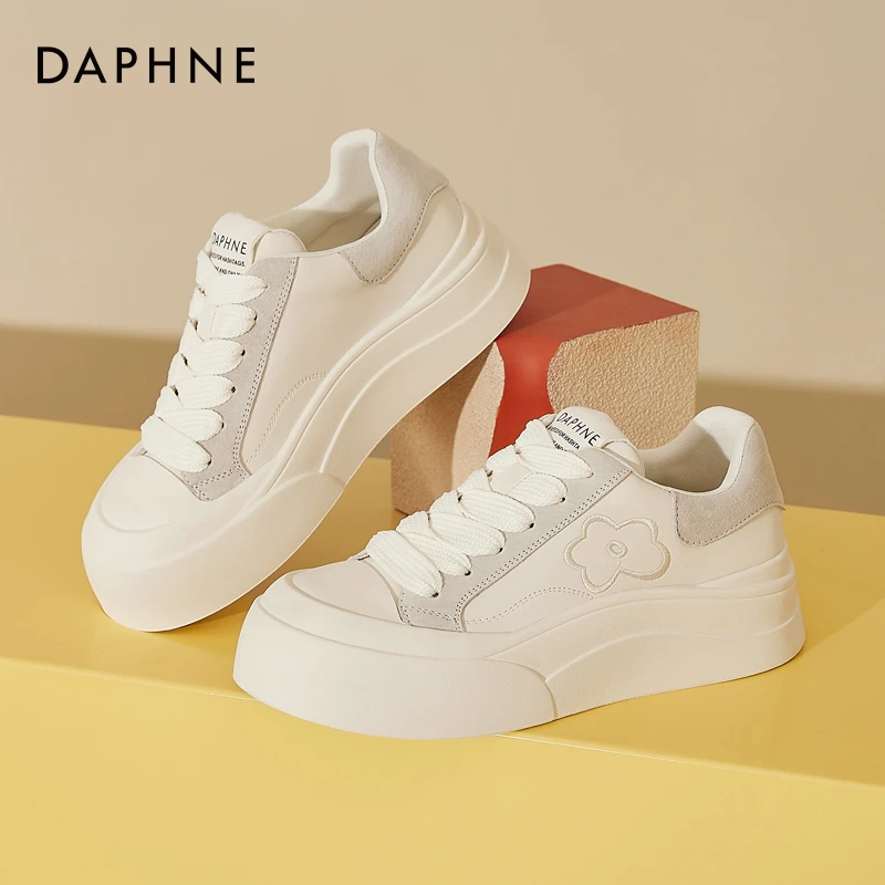 达芙妮皮面小白鞋新款春季厚底板鞋学生休闲鞋运动女日常时尚百搭