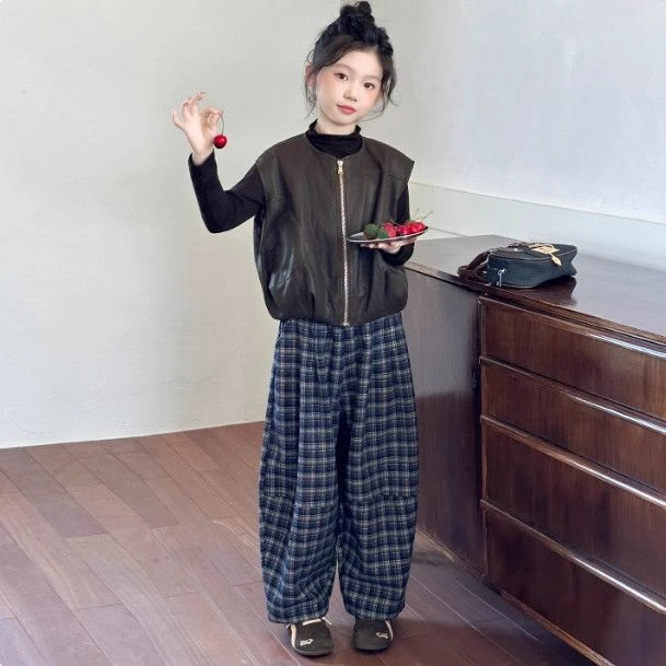 女童秋装套装2025新款儿童潮酷穿搭大童皮马甲打底衫格子裤三件套