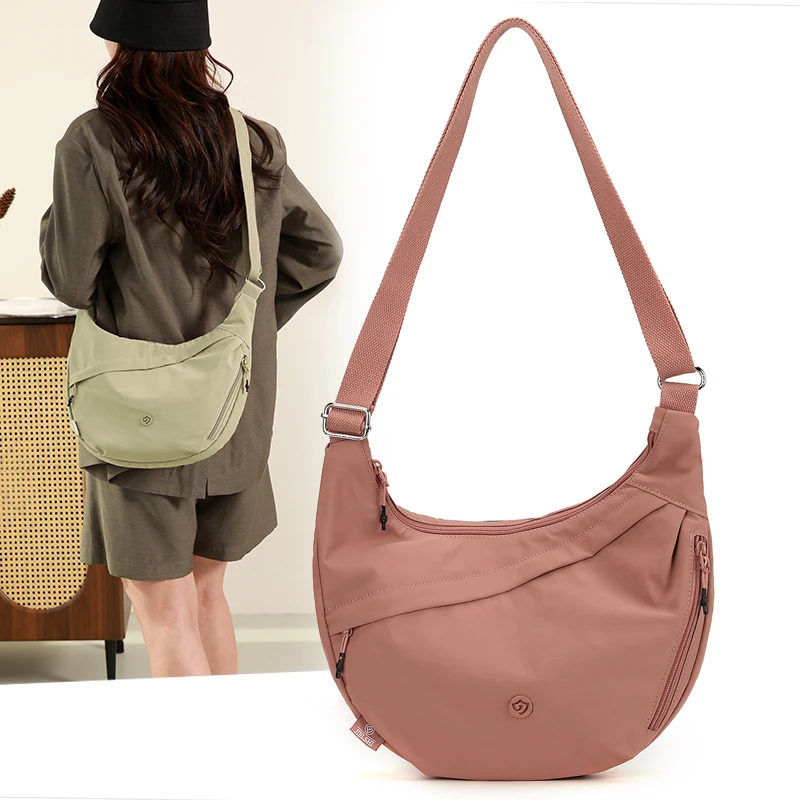 简约斜挎包女休闲饺子包百搭时尚户外旅游包轻便大容量牛津布单肩